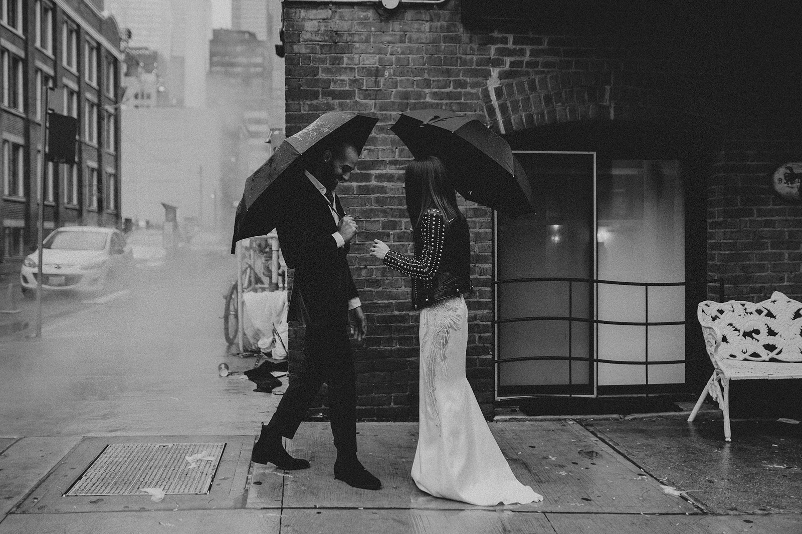 The first look in the rain with Groom, Bride, Toronto in photojournalistic. (0036)