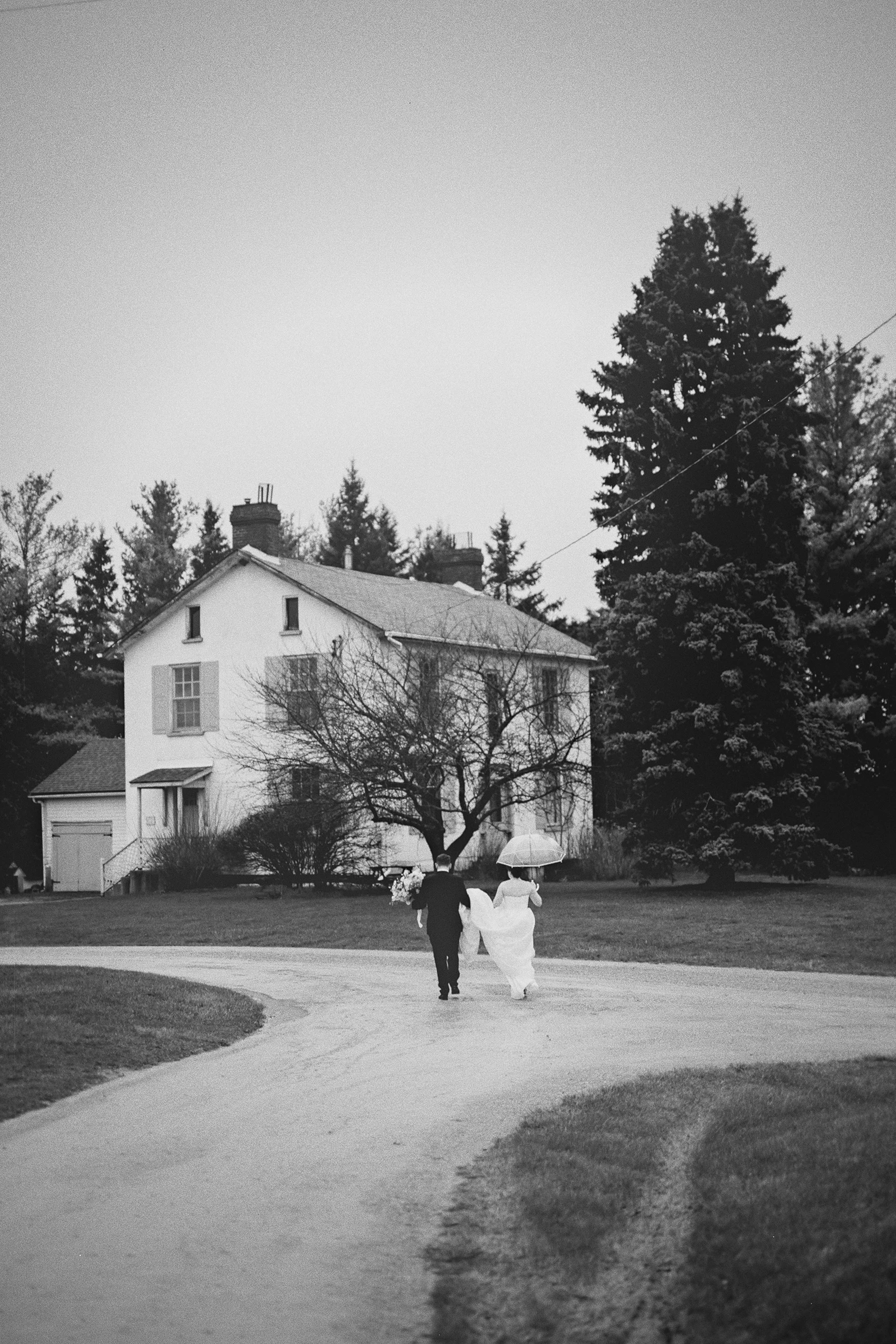 Hillary and Kieran walk towards a farmhouse
